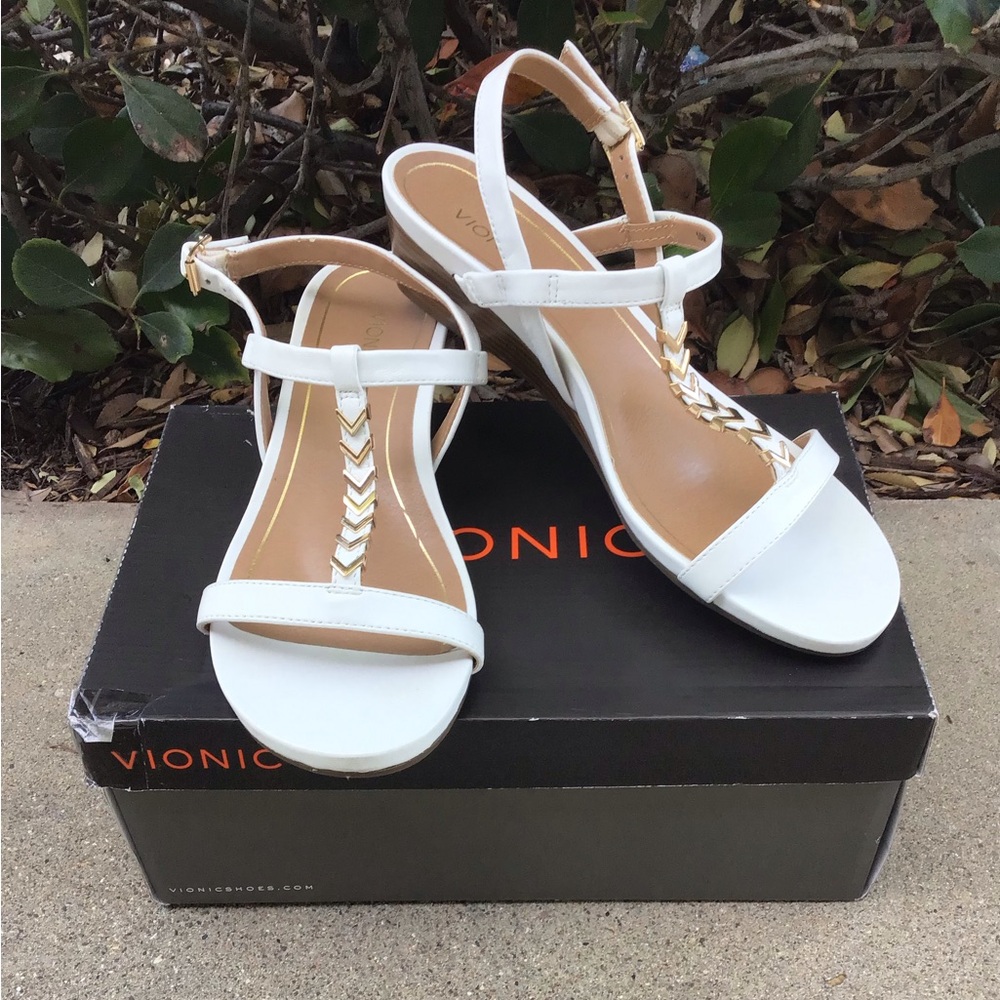 Vionic Port cali size 10 White T-Strap Sandals with Gold Accent